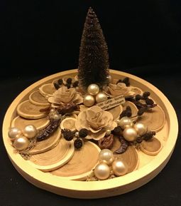 Bloemstukje met houten schijven en kerstbooom