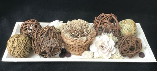 rechthoekige houten schaal met natuurbollen en houten bloem