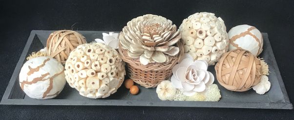 rechthoekige houten schaal met natuurbollen en houten bloem
