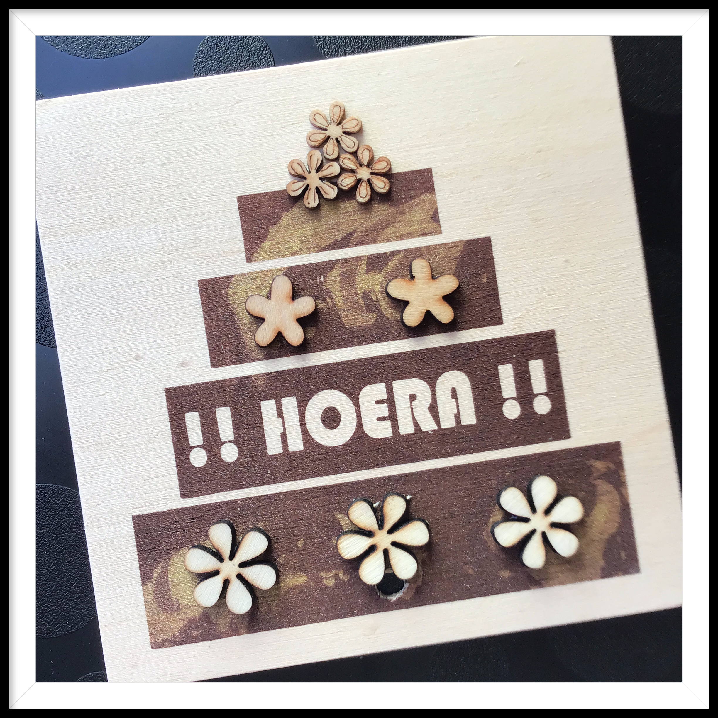 Houten wenskaart Hoera