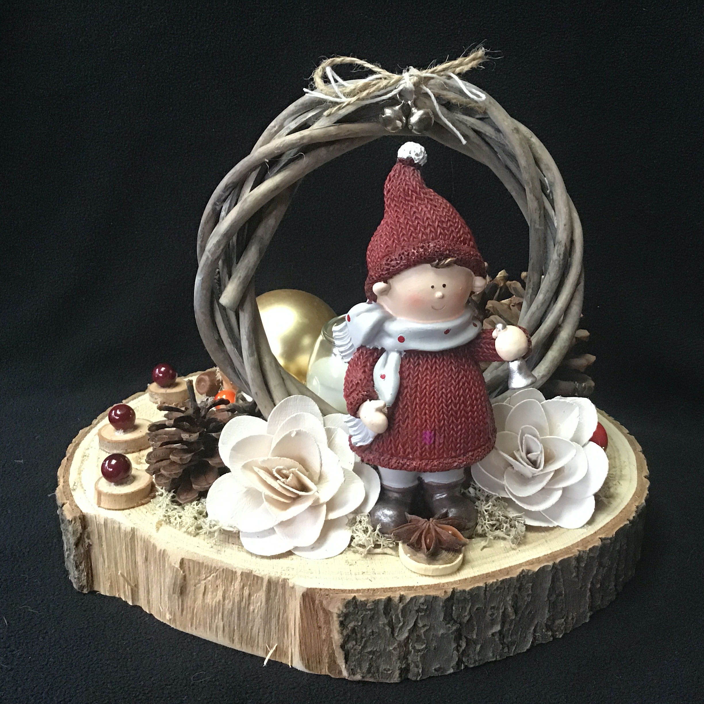 kerststukje kindje met bel, kaars, houten schijf