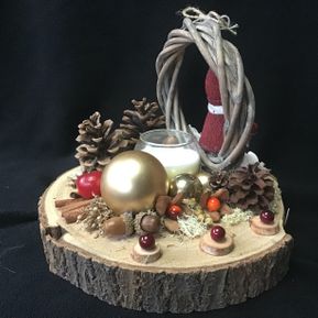 kerststukje kindje met bel, kaars en houten schijf