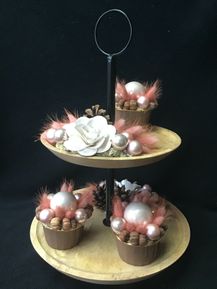 Kerstcupcakes in oud roze met graspluimen