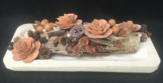Houten schaal met houten bloemen