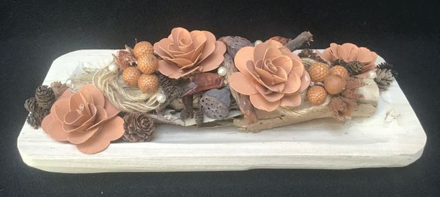 Houten schaal met houten bloemen